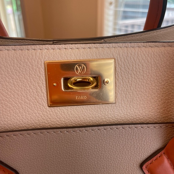 Louis Vuitton ON MY SIDE MM - Picture 16 of 17